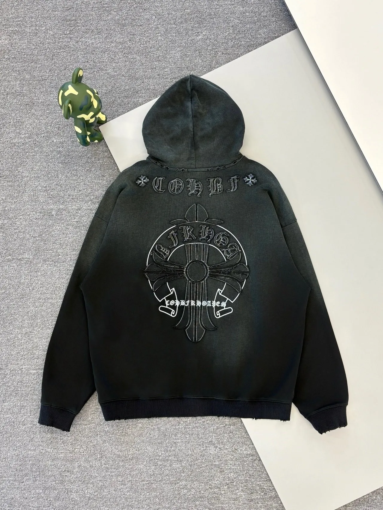P340 [Higher version] Chrome Hearts*Chrome heart patch embroidered horseshoe logo‼ ️Hooded sweatshirt *Made of 430g pure cotton sweatshirt fabric with double yarns. The fabric is woven with double yarns and twisted together. The strength is 40% higher than that of single yarns, forming a three-dimensional texture similar to the texture of tripe. It not only maintains the moisture absorption and breathability of pure cotton, but also achieves "softness and not collapse" through double yarn thickening. The whole strip of Maliu scanning spray technology uses the washing process to produce a natural fading effect in parts, and the os version has a more lazy and loose feeling. *Laser burnt patch embroidery➕Frayed process: micro-label on the chest patch, large logo horseshoe pattern on the back, heavy laser burnt three-dimensional patch embroidery pattern design, washed and frayed, and the overall garment presents a lazy style. *Whether it is daily outings or sports and fitness, you can show your trendy attitude and become the focus of the street. Same style for men and women 𝐂𝐎𝐋𝐎𝐔𝐑: white, blue, black 𝐒𝐈𝐙𝐄: S-XL